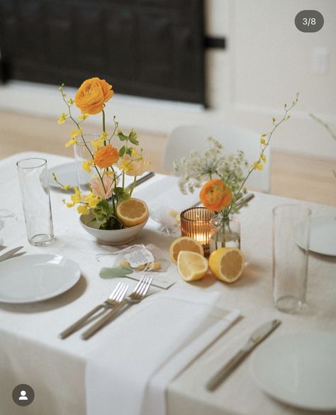 Minimal Tablescape, Casual Wedding Ideas, Wedding Table Florals, Wedding Table Vases, Glass Vases Centerpieces, Citrus Wedding, Boda Diy, Minimalist Candles, Wedding Vases