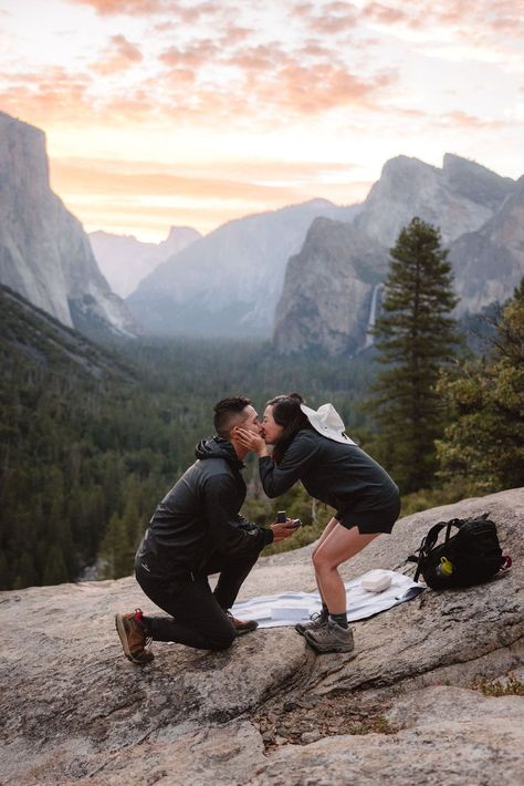 A surprise sunrise Yosemite proposal at Tunnel View in Yosemite national park during blue hour Mountain Proposal Ideas, National Park Proposal, Hiking Proposal, Nature Proposal, Hike Proposal, Mountain Proposal, Yosemite Proposal, Scenic Proposal, Mountaintop Proposal