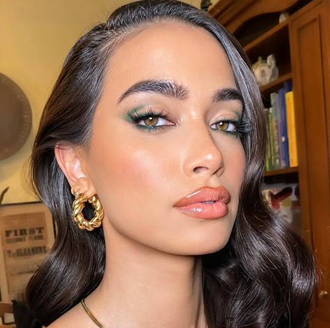 Olive Makeup, Green Dress Makeup, Olive Green Eyes, Prom Makeup Ideas, Feminine Inspiration, Shiseido Makeup, Gold Makeup Looks, Natural Prom Makeup, Light Makeup Looks