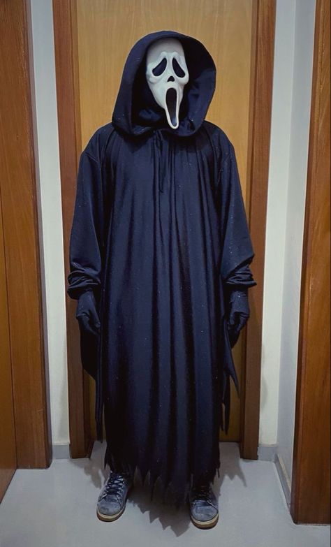 Gost Face Costume, Scary Movie Disfraz, Ghost Costume Men, Horror Icons Art, Ghostface Costume, Ghost Face Mask, Scream Mask, Spooky Halloween Costumes, Movie Halloween Costumes