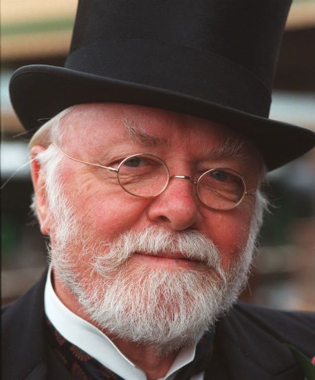 Sir Richard Attenborough at his dapper finest Richard Attenborough, Movie Directors, Actors Male, British Actors, Film Director, Famous Faces, Inspirational People, Hd Movies, Jurassic Park