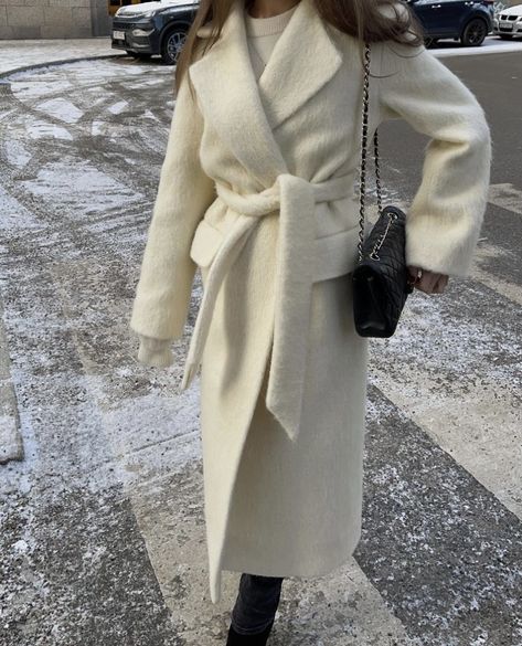 #wintercoatsoutfits #coat White Coat Outfit, Beige Coats, Coats Outfit, Instagram Pictures Ideas, Boucle Coat, Winter Ootd, Ootd Winter, Fashion Outfits Casual, Winter Fashion Outfits Casual