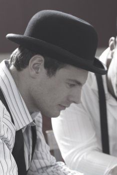 bowler hat and braces Bowler Hat Outfit, Athletic Mens Fashion, Hat Outfit, Suits Men, Bowler Hat, Mens Dress, Outfits With Hats, Gentleman Style, Looks Style