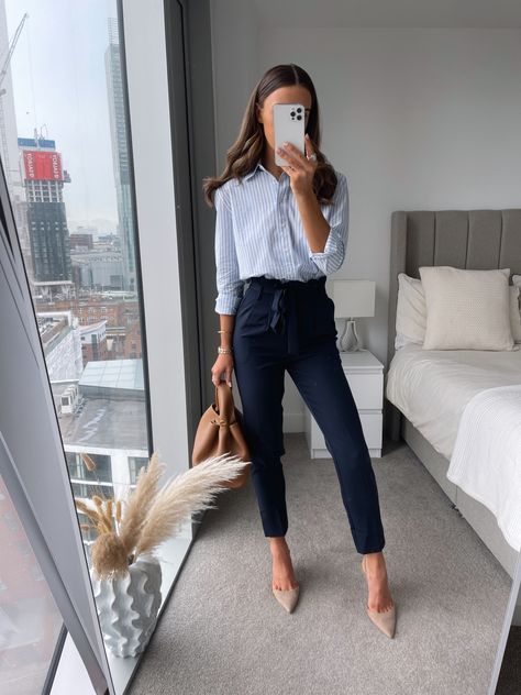 Outfit Formal Mujer, Blue Pants Outfit, Pants Outfit Work, Look Office, Look Formal, Business Casual Outfits For Work, Instagram Baby, Outfit Jeans, Classy Work Outfits