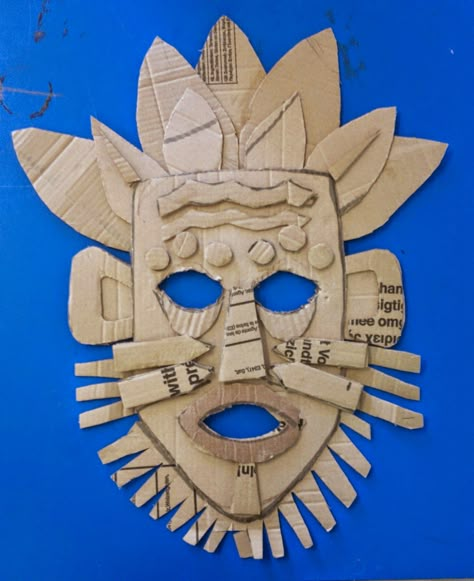 African masks inspired by Pablo Picasso          Pablo Picasso (1881-1973) was a famous Spanish painter who spent most of his life in Franc... African Art Projects, Classe D'art, Cardboard Mask, Afrique Art, Cardboard Sculpture, Cardboard Art, Art Lesson Ideas, Masks Art, School Art Projects