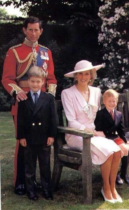 Christmas family portrait 1988 Royal Family Portrait, Prinz Charles, Princesa Real, English Royal Family, Princess Diana Photos, Princess Diana Family, Diana Queen, William And Harry, Princes Diana