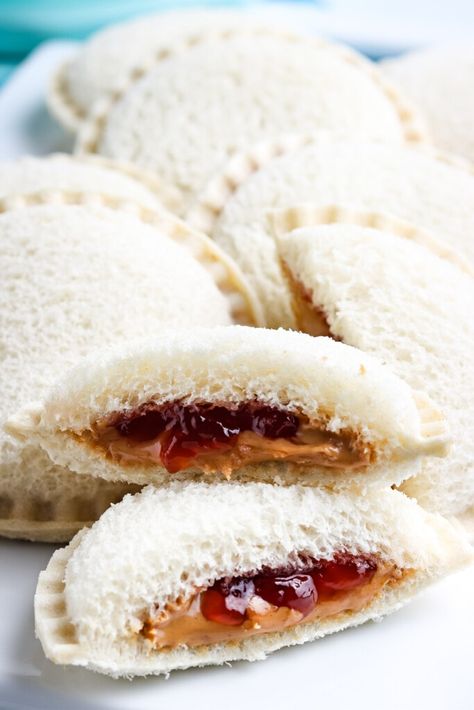 Kids love the famous Smuckers Uncrustable sandwiches that are stuffed with their favorite combination of peanut butter and jelly. Now you can make homemade uncrustables! Making them at home will save you money and the kids are sure to devour them. Picnic Food Kids, Homemade Uncrustables, Homemade Grape Jelly, Kid Sandwiches, Peanut Butter Jelly Sandwich, Easy Picnic Food, Summer Picnic Food, Peanut Butter Bread, Grape Jam