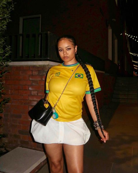 puffball white skirt with a yellow and green brasil football jersey. Trendy streetwear Outfit Yellow Football Jersey, Brasil Football, Week Outfits, Sports Jerseys, Style Skirt, Yellow And Green, Football Jersey, Football Jerseys, Skirt Fashion