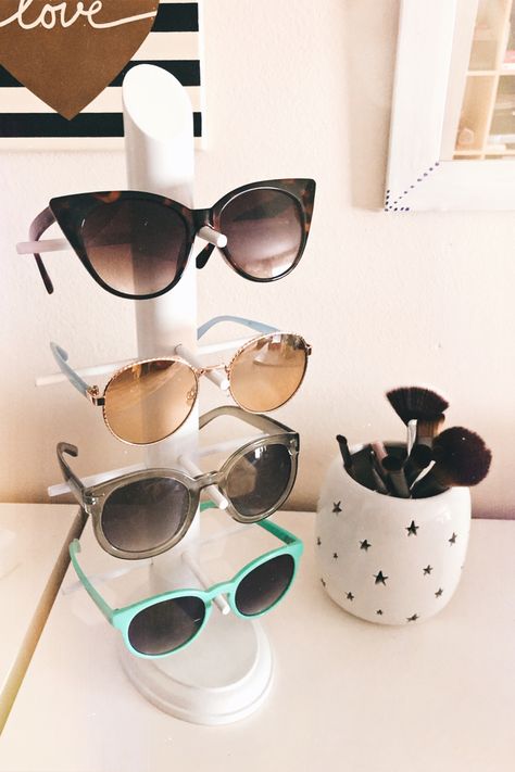 Sunglasses Holder Aesthetic, Sunglasses Organization, Aesthetic Highschool, Diy Sunglasses Holder, Sunglasses Storage Diy, Boutique Style Closet, Sunglass Display, Nyc Rooms, Organization Aesthetic