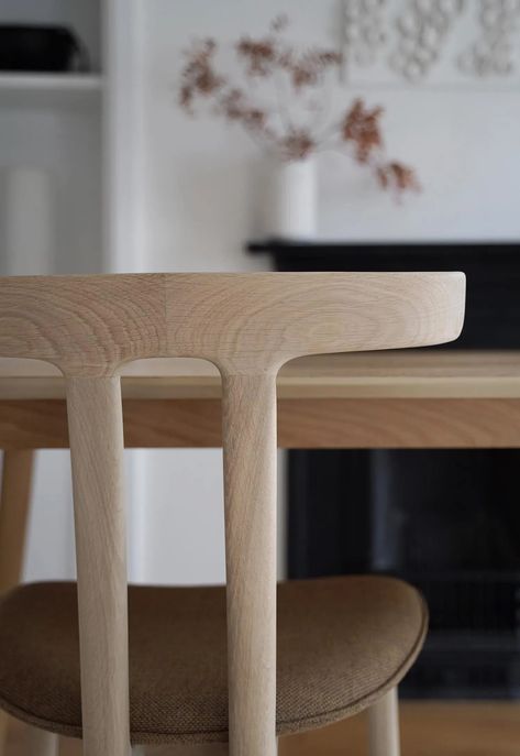 Minimalist white dining room with OW58 T-Chair by Carl Hansen & Søn - a beautiful example of timeless Nordic design | These Four Walls blog Minimal Dining, Minimalism Design, Dinner Chair, Carl Hansen & Son, Danish Furniture Design, Danish Mid Century Modern, White Dining Room, Carl Hansen, Upholstered Armchair