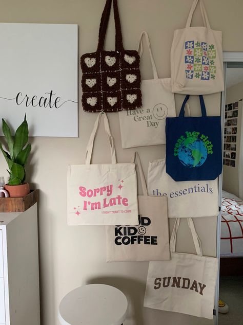 Tote Bag Display Ideas, Bags On Wall Aesthetic, Totes Bag Aesthetic, Cute Tote Bags Aesthetic, Bag Display Ideas Bedroom, Tote Bag Decorating Ideas, Tote Bag Outfit Aesthetic, Aesthetic Totes, Tote Bag Painting Ideas Aesthetic