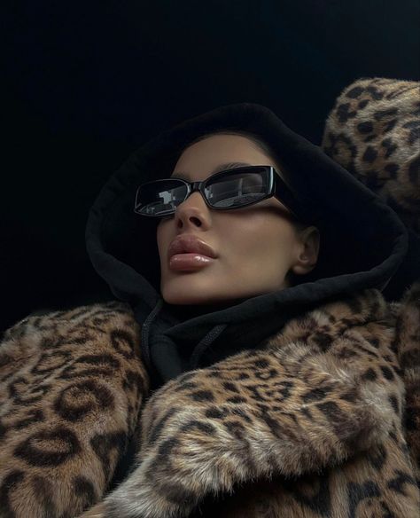 Golden Brunette, Cheetah Print Outfits, Fur Coat Outfit, Rich Girl Aesthetic, Mob Wives, Luxury Aesthetic, I'm With The Band, Print Coat, Coat Outfits