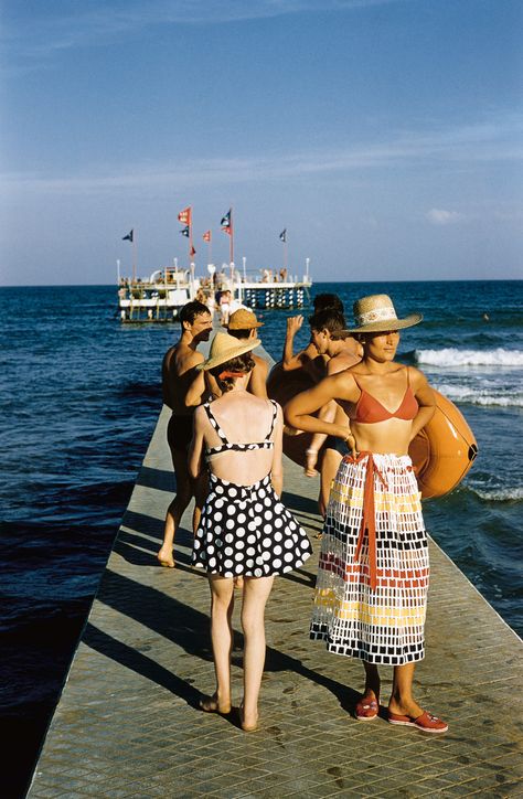 Slim Aarons’s Photography Caught the Elite in Their Habitats. A New Book Captures a Lost World | Vanity Fair Slim Aaron, Slim Aarons Photography, Venice Lido, Attractive Things, Richard Neutra, Slim Aarons, Famous Stars, Famous Americans, Jonathan Adler