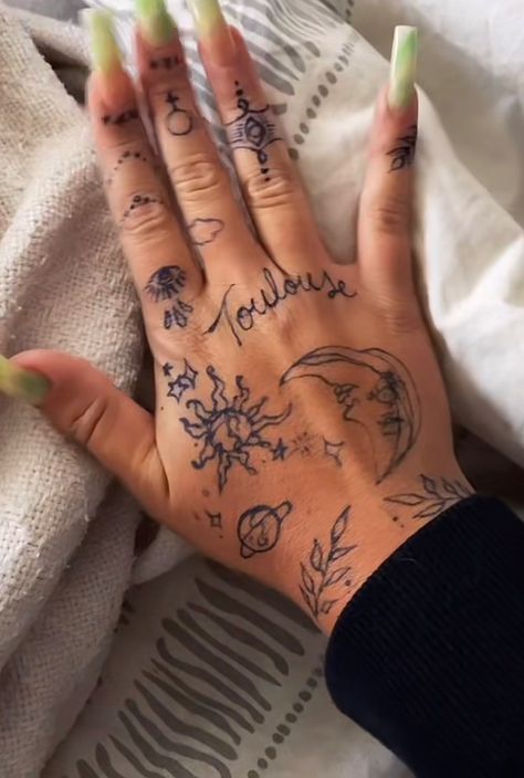 Hippy Hand Tattoos For Women, Ariana Tattoos, Ariana Grande Tattoo, M Tattoos, Torso Tattoos, Hand And Finger Tattoos, Palm Tattoos, Hand Tats, Arte Indie