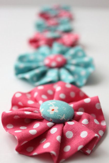 Like a yo yo pattern. Dont throw old shirts/blouses away because they have a "no hope stain". Cut them up for bows like this. Kids Hair Bows, Hair Bow Tutorial, Diy Bows, Bow Tutorial, Baby Hair Bows, Making Hair Bows, Fabric Bows, Diy Hair Bows, Diy Hair Accessories