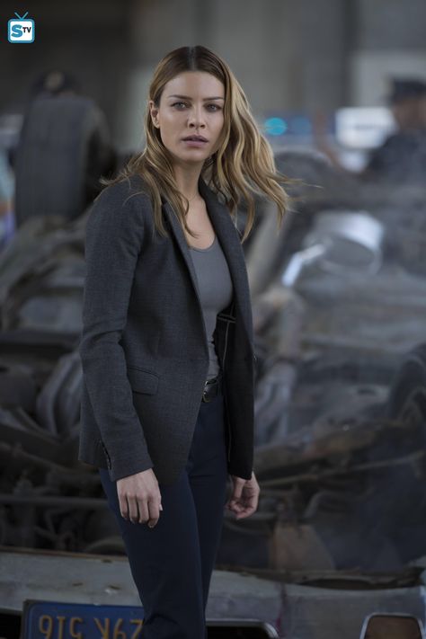 #Lucifer lauren german Chloe Outfit, Shane West, Female Detective, Chloe Decker, Tom Ellis Lucifer, Lauren German, Female Inspiration, Mandy Moore, Lucifer Morningstar