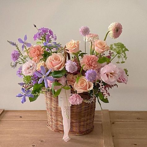 Hat Box Flowers, Florist Ideas, Basket Flower Arrangements, Basket Flowers, Deco Champetre, Spring Arrangements, Floral Business, Floral Baskets, Flowers Bouquet Gift