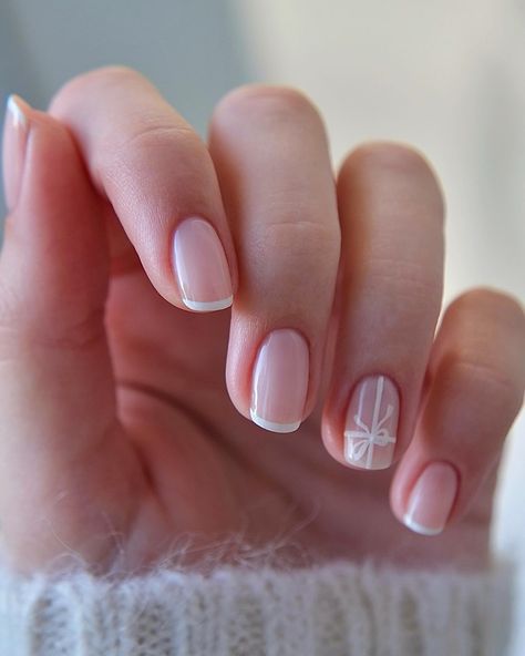 Winter Nails Trends Winter Nails Trends, White Christmas Nails, Festive Christmas Nails, Oval Acrylic Nails, Oval Nails Designs, Christmas Nails Diy, Classy Nail Art, Nails Trends, Christmas Gel Nails