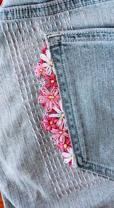 16 Creative Denim Embroidery Ideas That Will Save Your Favorite Jeans (visible mending is a beautiful thing!) Denim Jacket Embroidery Ideas, Embroidery Jean Jacket, Embroidery Jeans Jacket, Tin Ideas, Embroidery Jeans Diy, Altered Clothes, Embroidery Clothes, Altoids Tin, Queen Outfits