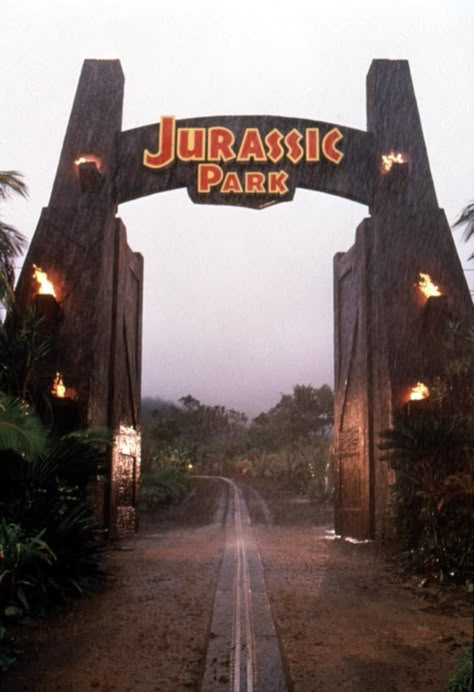 Imprimibles Jurassic Park, Fête Jurassic Park, Jurassic Park Gate, Jurassic Park Aesthetic, Jurassic Park Tattoo, Lego Jurassic Park, Jurassic Movies, Jurassic Park Poster, Jurassic Park Series