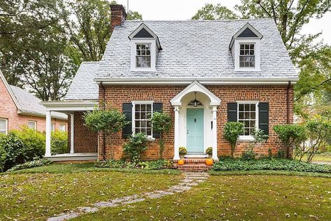 Cape Cod House Exterior, Guest Bedroom Remodel, Brick Cottage, Small Cottage House Plans, Small Cottage Homes, Small Cottages, Cottage Exterior, Country Cottage Decor, Red Brick House