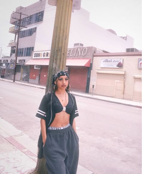 90s Poses, 90s Latina Fashion, Chola Outfit, 90s Hip Hop Outfits, Chica Hip Hop, Chicana Style Outfits, Look Hip Hop, Los Angeles Streetwear, Looks Hip Hop