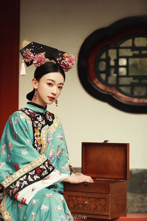 Qing Dynasty Hairstyles, Dynasty Characters, Ancient Chinese Hairstyles, Chinese Ancient Clothing, Chinese Jewerly, Qing Dynasty Fashion, Qing Dynasty Clothing, Chinese Dynasties, Empresses In The Palace