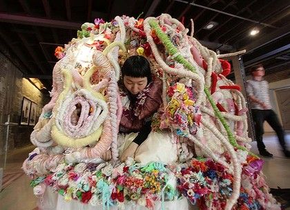 portable womb by Hiromi Tango Womb Sculpture, Hiromi Tango, Fiber Sculpture, Textile Crafts, Contemporary Sculpture, Textile Fiber Art, Sculpture Installation, Tapestry Weaving, Crochet Art