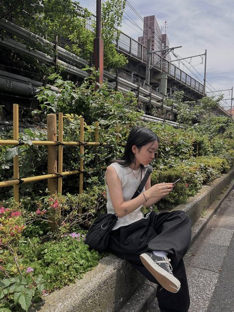 Japan Fits Spring, Tokyo Spring Fashion, Issey Miyake Street Style, Japan Fits Summer, Japan Summer Outfit Street Style, Tokyo Summer Outfit, Japan Street Style Summer, Tokyo Street Style Summer, Tokyo Spring Outfit