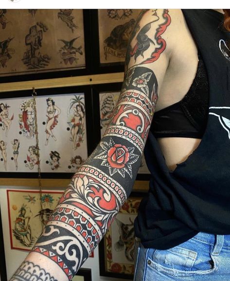 Tattoos Pulseras, Arm Cuff Tattoo, Mosaic Tattoo, American Traditional Sleeve, Cuff Tattoo, Wrist Tattoo Ideas, Wrist Tattoo Designs, Traditional Style Tattoo, Traditional Sleeve