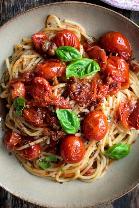 Tomato Confit Spaghetti. A really simple summer pasta recipe that highlights sweet tomatoes in a rich & savory way. Topped with lots of parmesan and basil! -The Original Dish, www.theoriginaldish.com Summer Tomato Recipe, Tomato Confit, The Original Dish, Summer Pasta Recipes, Recipe Tomato, Summer Recipe, Tasty Pasta, Spaghetti Recipes, Vegan Pasta