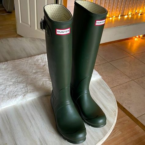 Lightly worn hunter boots in a beautiful army green color. Green Hunter Boots, Army Green Color, Hunter Rain Boots, Hunter Shoes, Hunter Boots, Rubber Rain Boots, Army Green, Green Color, Green Colors