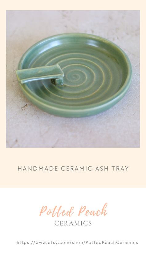 Air Dry Clay Ash Tray Diy, Ceramic Ashtrays Pottery, Ceramic Ash Tray Ideas, Ash Trays Clay, Air Clay Ashtray Ideas, Ash Tray Clay Ideas, Pottery Ashtray Ideas, Cool Ash Trays, Clay Ash Tray Ideas