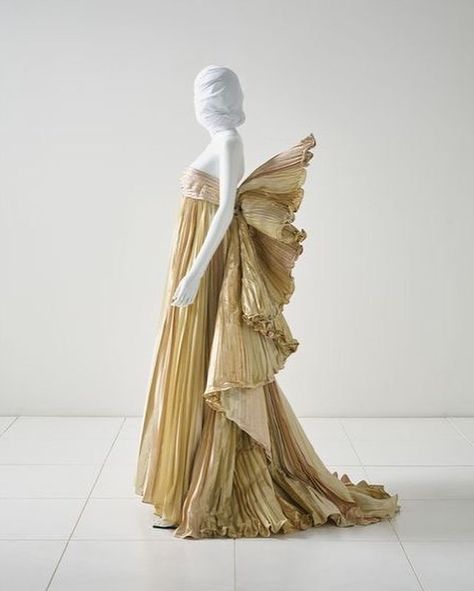 Instagram Architectural Inspired Fashion, Paper Corset, Zac Posen Wedding Dress, Heaven Clothes, Gold Evening Gown, Roberto Capucci, Met Gala Outfits, Queen Fashion, Heavenly Bodies