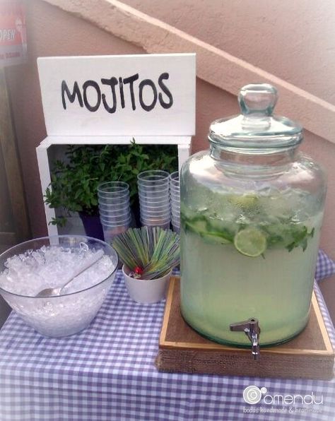 Une station à mojito ! Qu'on peut transformer en station à n'importe quel cocktail lol Cuban Party, Havana Nights Party, Picnic Inspiration, Summer Bridal Showers, Fiesta Tropical, Boda Mexicana, Summer Corn, Boat Food, Lake Food