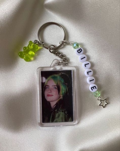 Billie Eilish Keychain, Billie Eilish Bracelet, Billie Core, Billie Eilish Merch, Bead Charms Diy, Beaded Necklace Diy, Birthday Gift Ideas, Green Hair, Diy Necklace