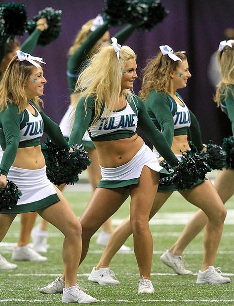 Tulane Green Wave cheerleaders Tulane Football, Girly Games, College Cheer, College Cheerleading, Jennifer Aniston Hot, Bowl Game, Cheerleader Girl, Football Cheerleaders, Cheer Girl