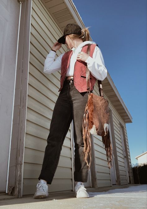 Vintage western outfit Outfits With Rockies Jeans, Vintage Rockies Jeans Outfit, Vintage Western Aesthetic Outfits, Rockies Jeans Outfit, Vintage Cowgirl Outfits, 90s Western Fashion, Western Aesthetic Outfits, Vintage Western Outfits, Cowgirl Fits