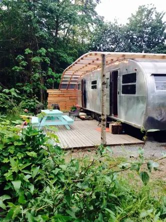 10 Cool Retro Trailers You Can Rent On Airbnb Diy Camper Ideas, Retro Trailers, Retro Trailer, Port Alberni, Caravan Home, Cozy Sitting Area, Tiny House Camper, Mobile Home Living, Mobile Home Parks