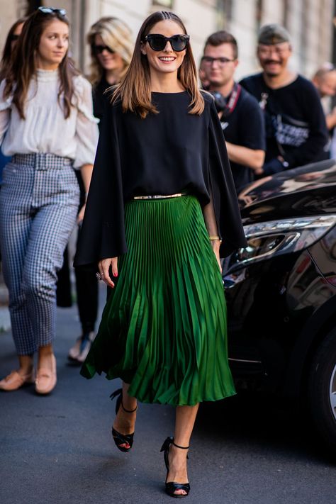 Green Pleated Skirt Outfit, Green Skirt Outfits, Green Pleated Skirt, Pleated Skirt Outfit, Hippy Style, Olivia Palermo Style, Pleated Skirts, Milan Fashion Weeks, Olivia Palermo