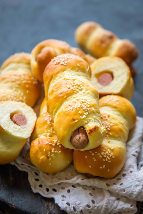 Ideal for breakfast, supper, and dinners that are easy on the stomach, Sausage Bread Rolls are so scrumptious that they will surely unfold a promising day. Brat Sausage, Salmon Cucumber, Goose Recipes, Sausage Rolls Recipe, Sausage Bread, Bread Rolls Recipe, Flat Breads, Bread Roll, How To Make Sausage