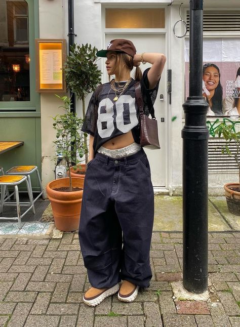 Hip Hop Aesthetic Outfit, Chica Hip Hop, Ash Style, 2000s Fashion Inspiration, Jersey Outfits, Street Style Outfits Casual, Hiphop Fashion, Outfit Oversize, 2000 Fashion