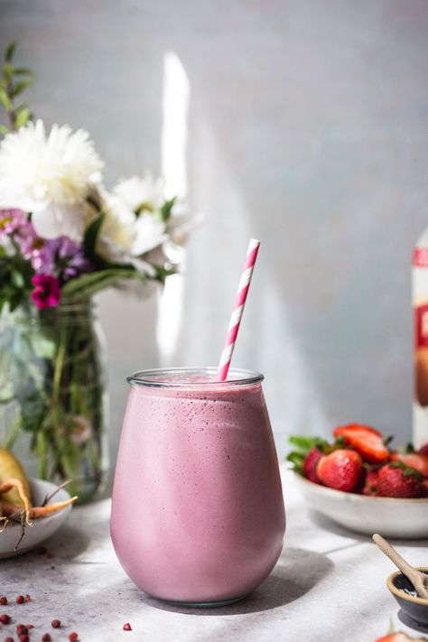 Smoothie Strawberry, Vegan Protein Smoothie, Blackberry Smoothie, Smoothies Vegan, Pink Smoothie, Smoothie Recipes Strawberry, Protein Smoothies, Pink Peppercorn, Protein Smoothie Recipes