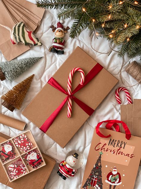 Christmas Gift Wrapping Diy, Xmas Gift Wrap, Christmas Flatlay, Affordable Christmas Gifts, Gift Wrapping Inspiration, Christmas Collage, Christmas Feeling, Christmas Photography, Kwanzaa