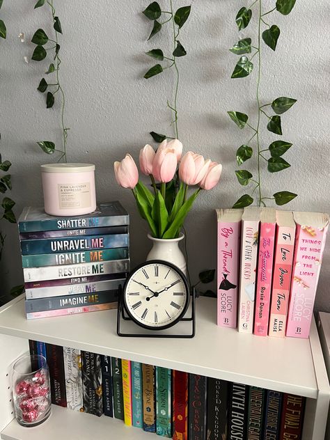 Book Aesthetic Decor, Cute Small Bookshelf Ideas, Book Room Decor Ideas, Room Decor Ideas Bookshelf, Cute Bedroom Shelves, Mini Bookshelf Aesthetic, Book Shelf Inspo Aesthetic, Room Bookshelf Aesthetic, Bookshelves In Bedroom Aesthetic