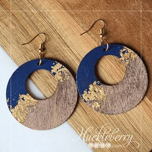 Hand Painted Earrings Wood, Painting Earrings, Laser Cut Wood Jewelry, Wood Jewelry Diy, Wood Jewelery, Laser Cut Wood Earrings, Laser Engraved Ideas, Filigree Pattern, Hand Painted Earrings