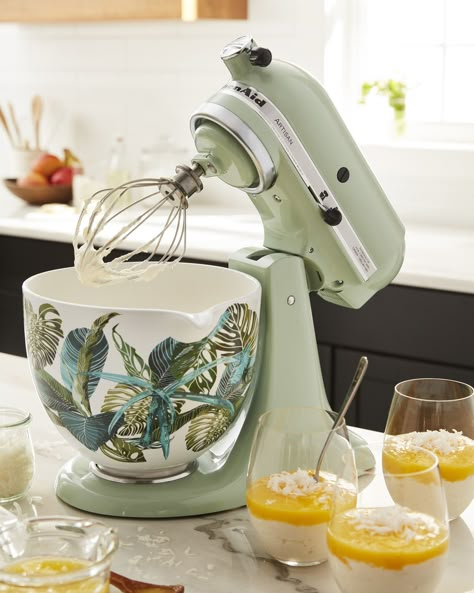 You Can Create a Custom KitchenAid Mixer With This New Tool Beautiful Kitchenware, Kitchenaid Mixer, Kitchen Gear, Kitchen Things, Kitchen Ware, Cute Kitchen, Stand Mixer, Mixing Bowls, Unique Christmas Gifts