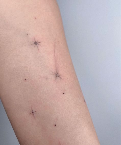 Aesthetic Tattoo Ideas, Shooting Star Tattoo, Sparkle Tattoo, 42 Tattoo, Small Star Tattoos, Tattoos Instagram, Flower Tattoo Ideas, 20 Aesthetic, Tattoo Concepts