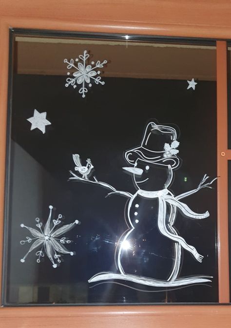 Christmas Window White Pen, Christmas Drawing On Glass Window, Christmas Window Painting Snowman, Snowmen Window Painting, Winter Glass Painting, Simple Winter Window Painting Ideas, Easy Window Painting Ideas Christmas, Window Winter Painting, Christmas Window Drawing Ideas