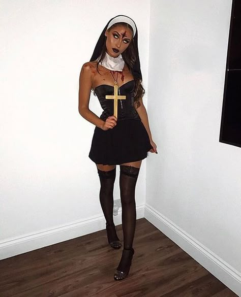 Nun Halloween Costume, Halloween Fashion Outfits, Black Dress Halloween Costume, Halloween Costumes Women Creative, Halloweenský Makeup, Black Halloween Costumes, Horror Halloween Costumes, Classy Halloween Costumes, Hot Halloween Outfits